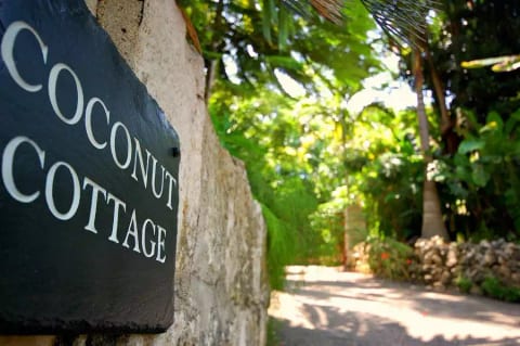 Coconut Cottage - Round Hill Estate