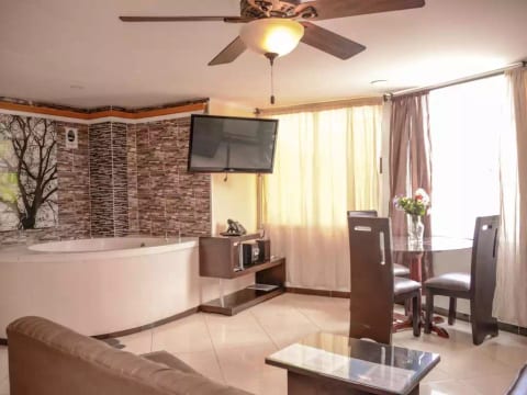Two Bedroom AC Hot Tub Living Room Security Wifi