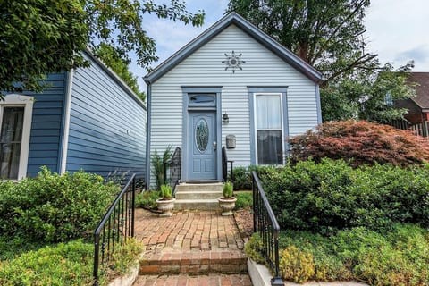 The Garden Home by Book Haven - Steps from Main