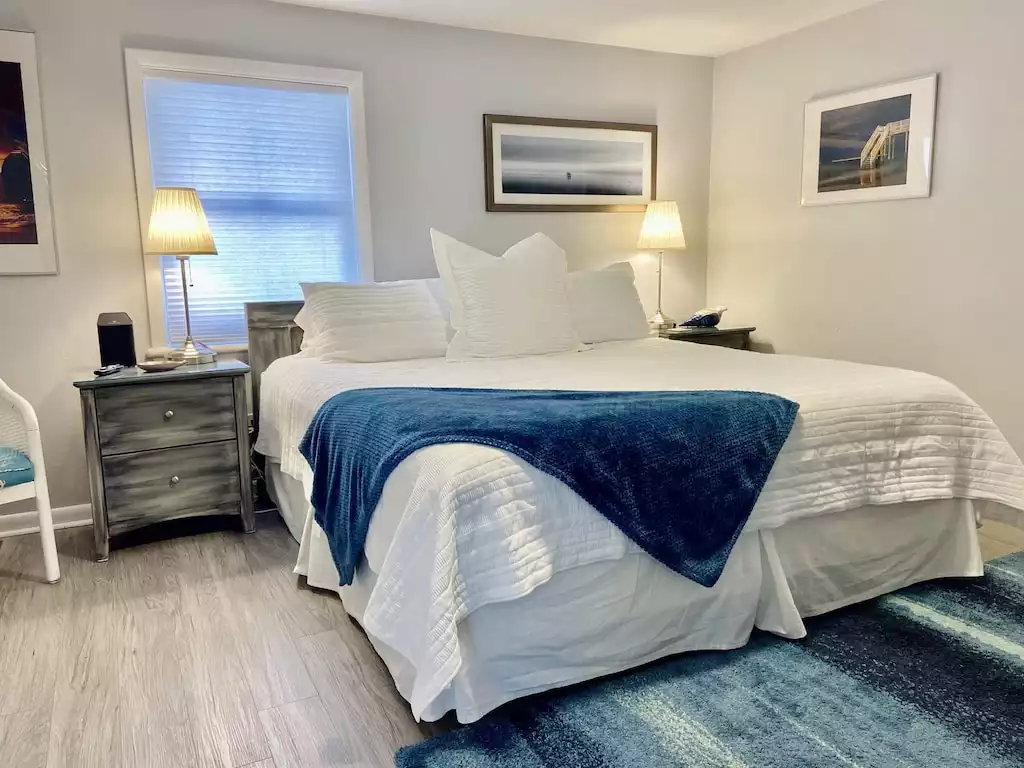 King Master Suite with Flat screen TV King Master Suite with Flat screen TV - Bay Breeze Retreat - Virginia Beach