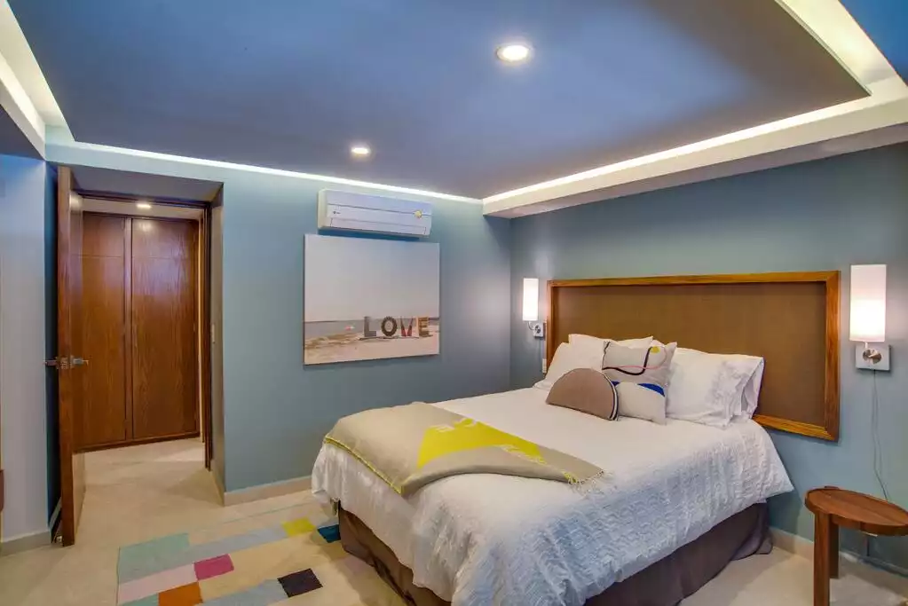 The guest room features a queen sized Sealy Posturepedic mattress.