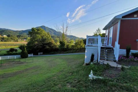 Lovely Cottage with Smoky Mtn views & Bkfast!!