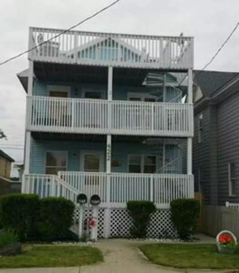 Welcome to Sandcrab Estates...let us start the tour! Parking public; not reserved.