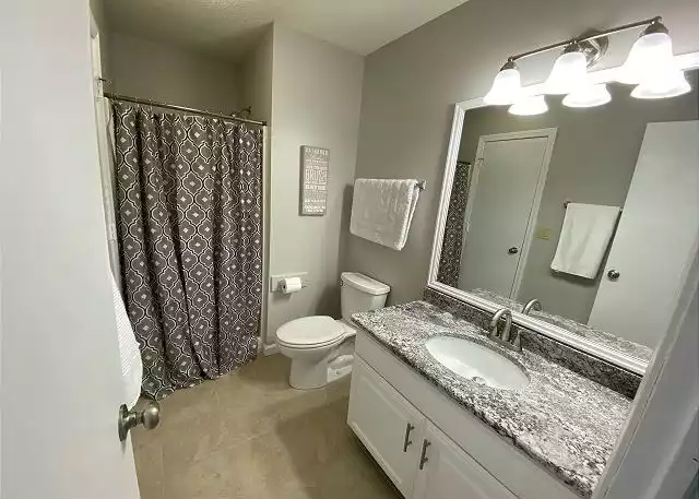 Mid-level Bathroom Connected to King Master (Also Has Shared Hall Access) Mid-level Bathroom Connected to King Master (Also Has Shared Hall Access) - Shell Of A Good Time (Corolla Vacation Home) - Corolla