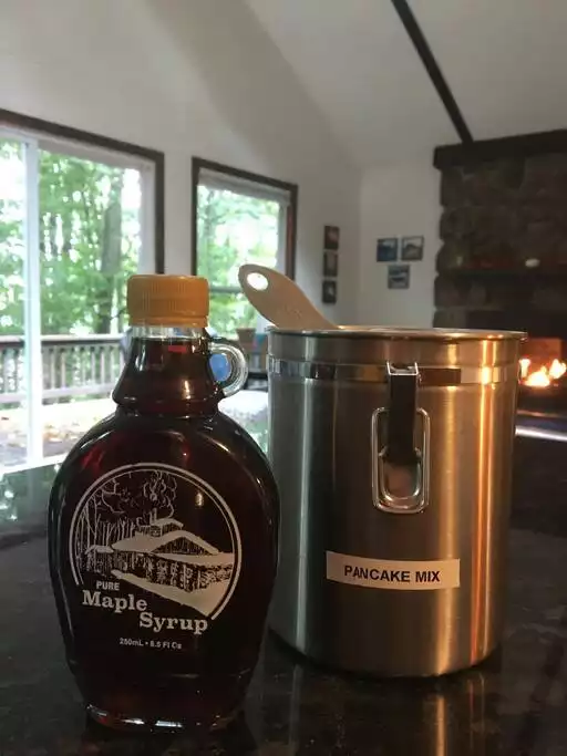 Pancake mix and local maple syrup are provided. Pancake mix and local maple syrup are provided. - La Caseta - The Hideout
