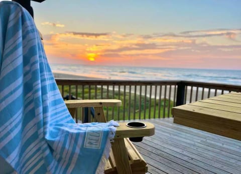 New! Panorama! Beachfront 4/3 Sleeps 14! Epic View