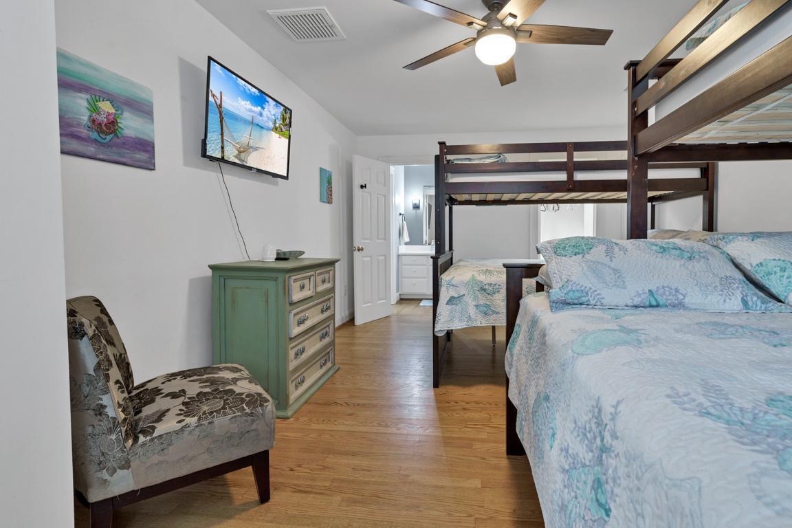 2 Queen beds and 2 Twin XL beds - Edisto Hidden Oasis Pool Home - Edisto Island