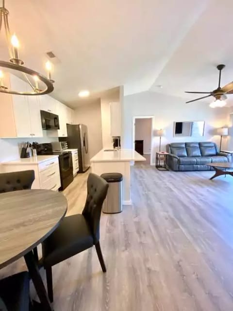 The Kenwood Condo - Renovated 2 Bed/2 Bath