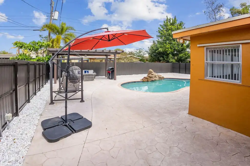 The Hard Rock Tropical Pool House - Lauderdale Lakes