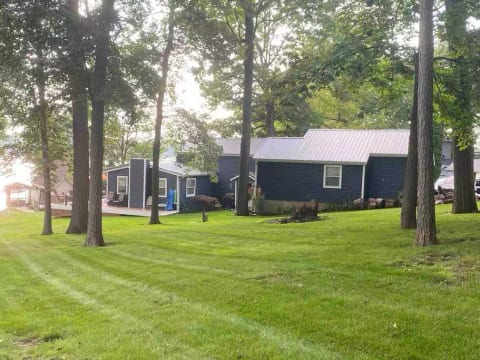 Lakehouse on beautiful Big Long Lake
