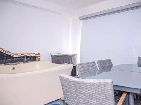 6 Bedroom Building 4 hot tub