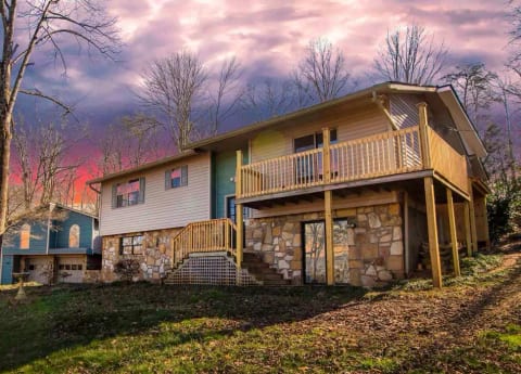 2 Spacious Homes (6BR/5BA) near Knoxville Airport