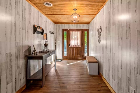Pet Frndly Lakefront Cabin Hottub Gamerm Fireplace
