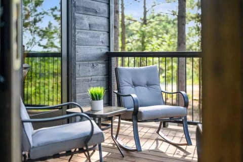 Picturesque upper balcony! Make your coffee in your room and head out to enjoy the beautiful Ouachita National Forest. There are 4 comfy rocking chairs to relax and enjoy!
