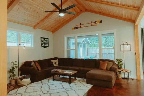  The Mt. Hood Manor - woodsy luxury by the river