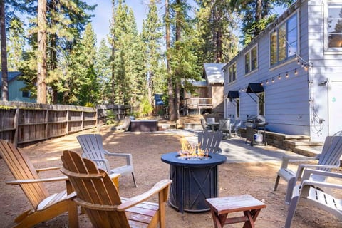 Perfect location! Cabin w/ hot tub- walk to beach