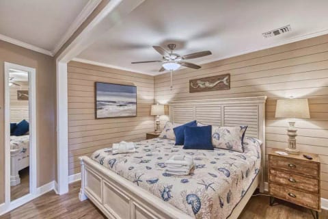 KING BED, SmartTV & 2 closets! Roomy with super soft sheets and cozy new mattress!