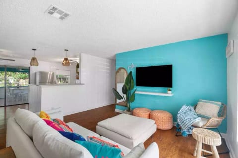 Vibrant 3/2 just minutes to local beaches