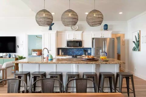 New! Panorama! Beachfront 4/3 Sleeps 14! Epic View
