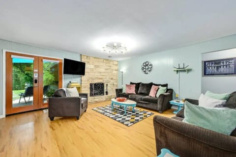 Lovely Three Bedroom Unit On Creek