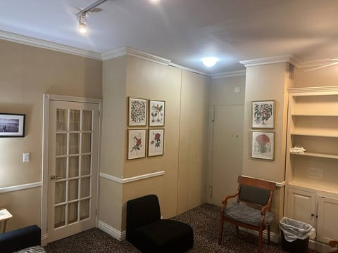 Luxury location Sunny 1BR Suite