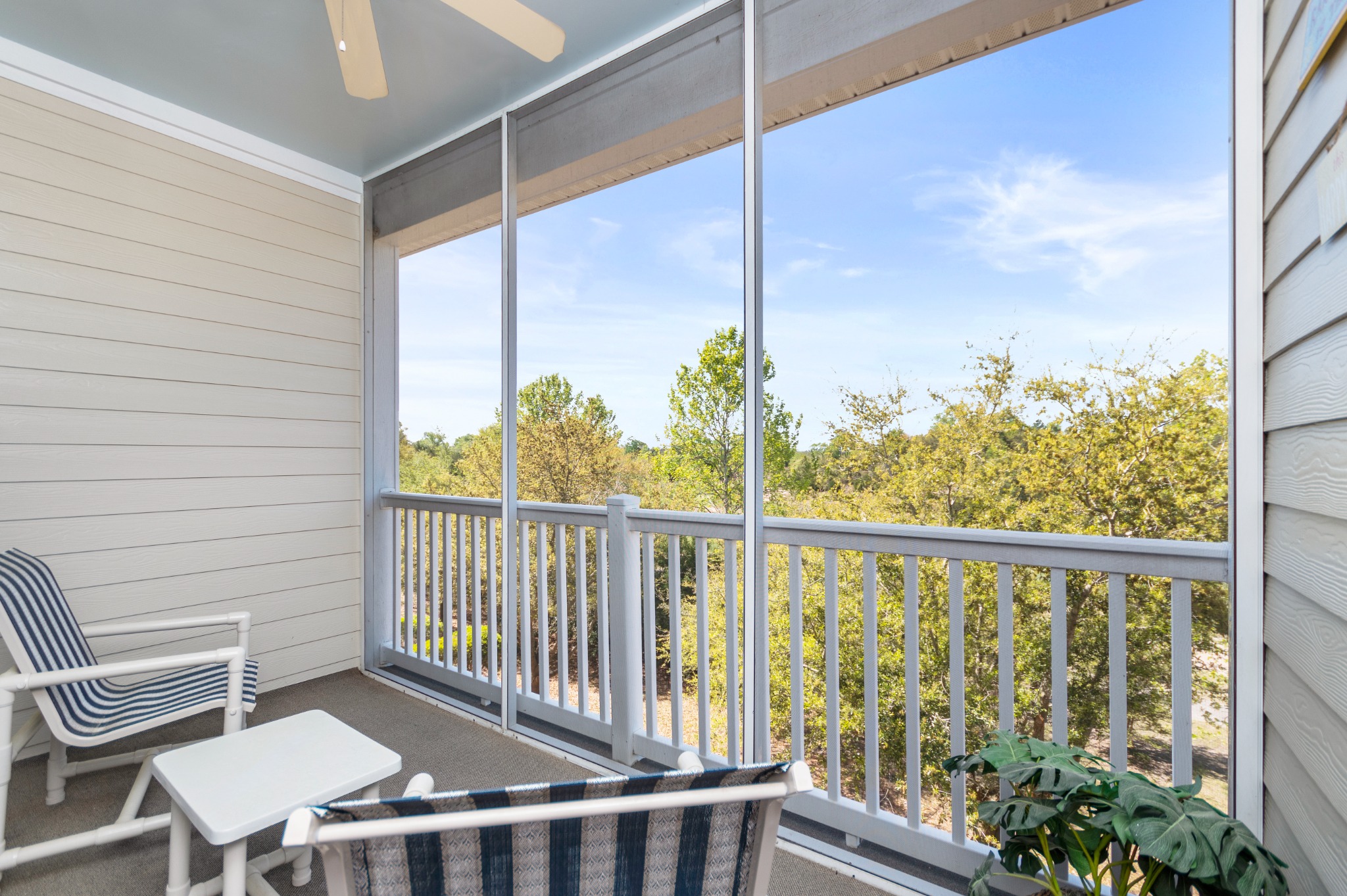 screened balcony w/ ceiling fan