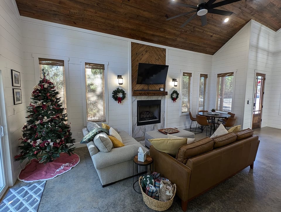5 min to shops, Treetop Balcony, HotTub, Games, EV image 2