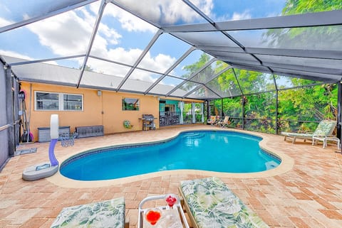 Waterfront Oasis w/screened & heated pool & dock image 4