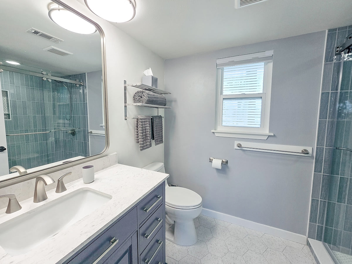 Full bathroom 1 image 2
