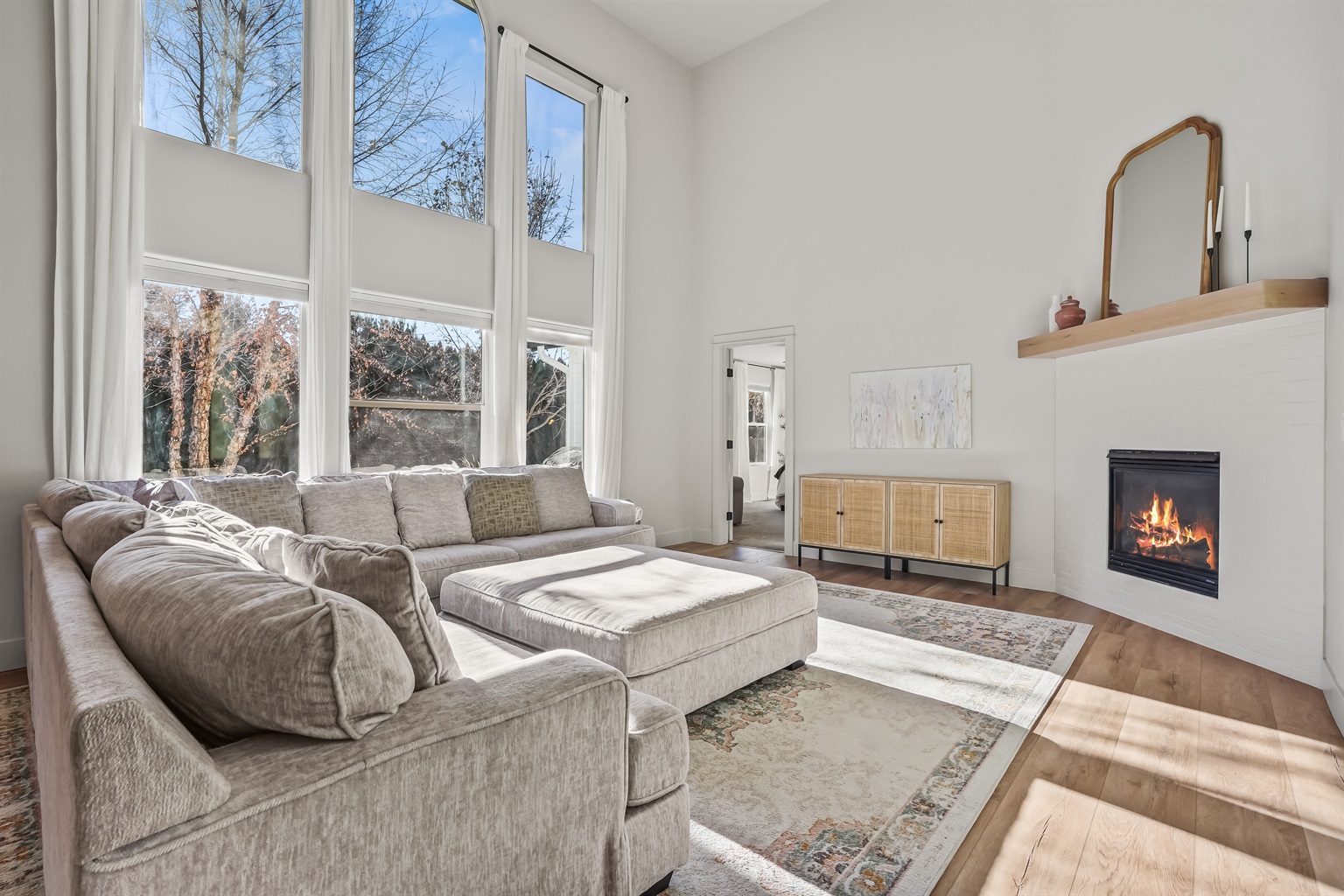 spacious-5-bedroom-retreat-with-pool-access/