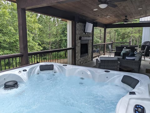 Oversized hot tub with three jet speeds, lights, Bluetooth speakers. Remember to turn off the lights inside so you can see the spectacular display of stars in the night sky.
