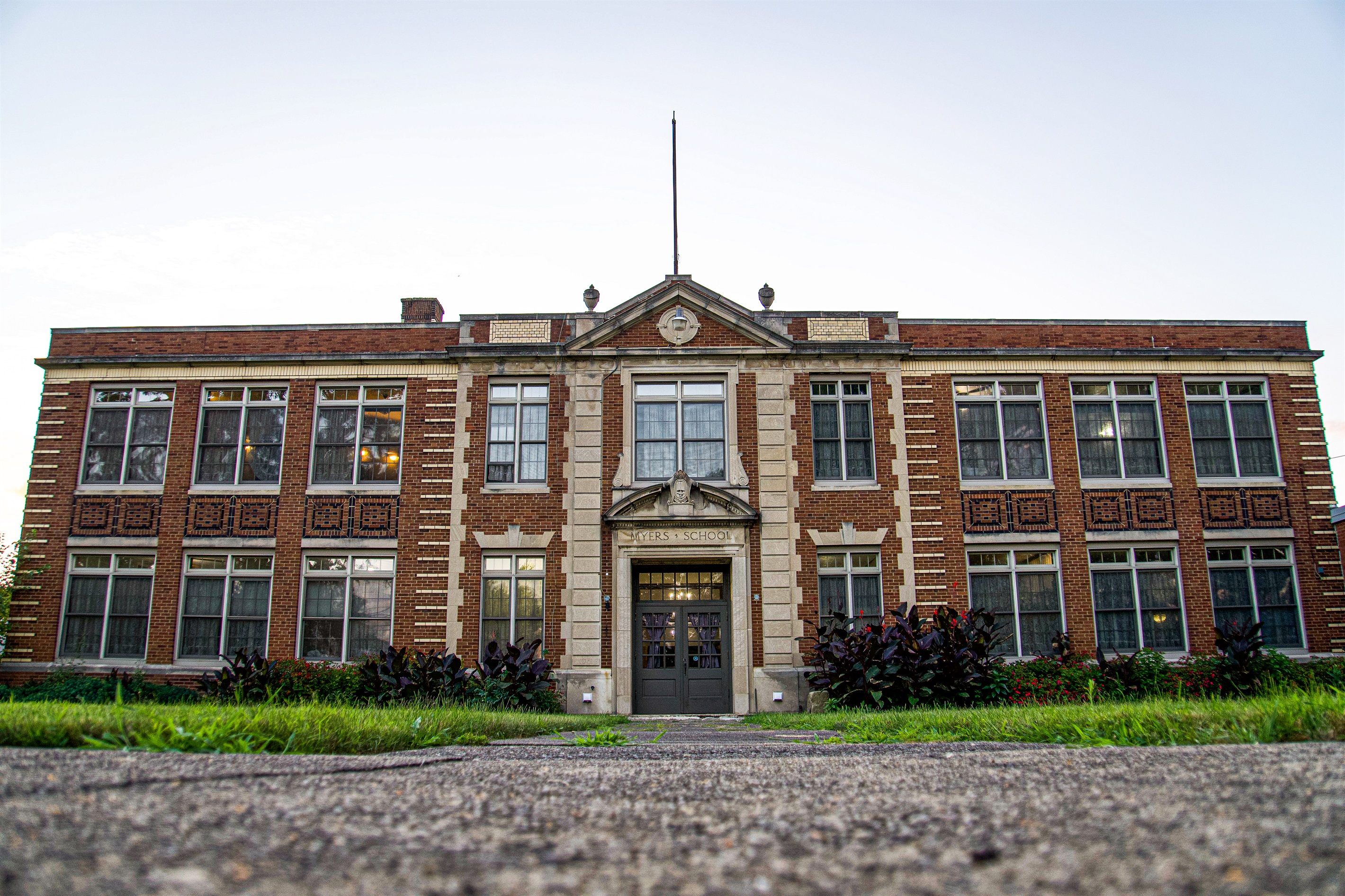 Vintage School 1 BR No Stairs, Kitchen, Pool, Gym NO FEES