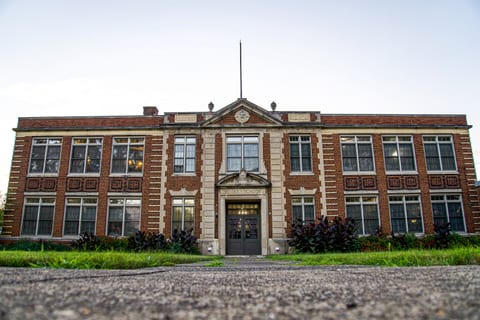 Vintage School 1 BR No Stairs, Kitchen, Pool, Gym NO FEES