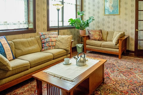 Vintage School 1 BR No Stairs, Kitchen, Pool, Gym NO FEES