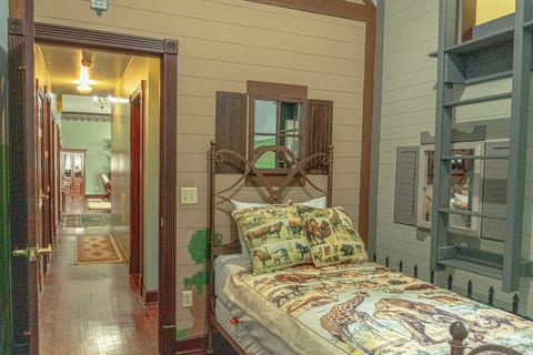 Vintage School 3 BR 2 BA Upstairs, Pool/Gym/Big Tub