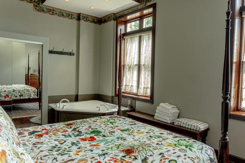 Vintage School 3 BR 2 BA Upstairs, Pool/Gym/Big Tub