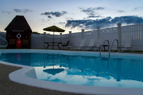 Vintage School 3 BR 2 BA Upstairs, Pool/Gym/Big Tub