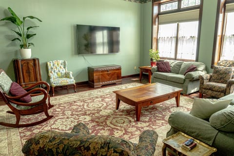 Vintage School 3 BR 2 BA Upstairs, Pool/Gym/Big Tub