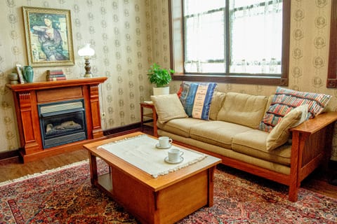 Vintage School 5 BR/2 Kitchens, Pool, Gym
