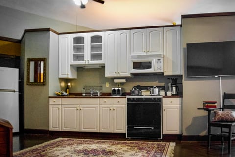 Vintage School 4 BR, Kitchen, Pool, Big Tub, Gym