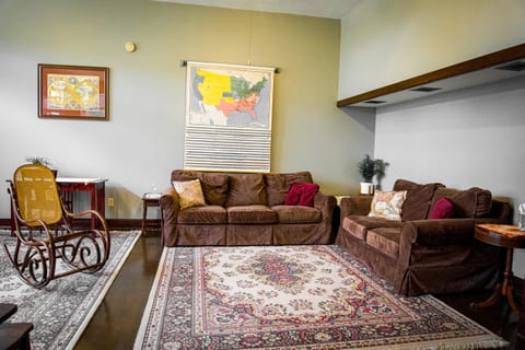 Vintage School 4 BR, Kitchen, Pool, Big Tub, Gym