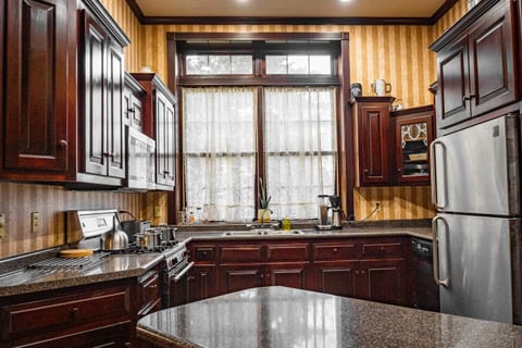 Vintage School 4 BR/3BA, Kitchen, Pool, Gym