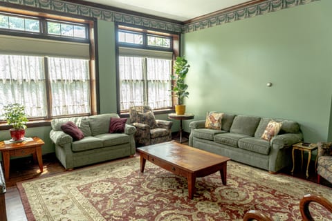 Vintage School 4 BR/3BA, Kitchen, Pool, Gym