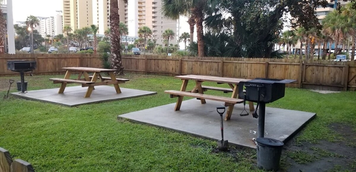 Picnic area with grills Heaven on the 7th floor-Beachfront-Majestic Beach!