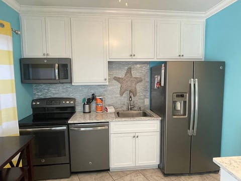 Beach Bliss 2 Bedroom Oceanview Free bikes/chairs!