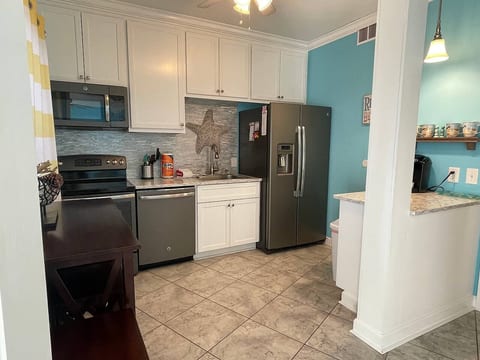 Beach Bliss 2 Bedroom Oceanview Free bikes/chairs!