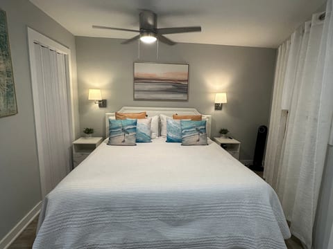Beauty at the Beach! Oceanview King bed free bikes