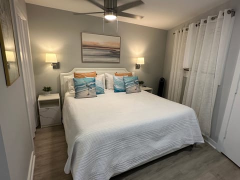 Beauty at the Beach! Oceanview King bed free bikes