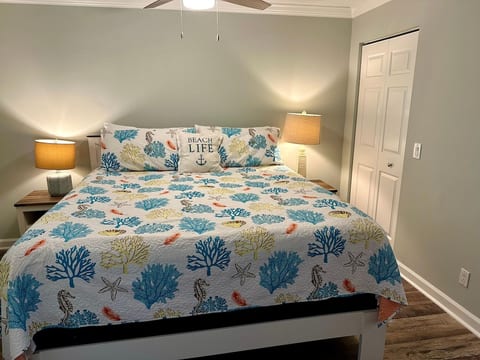 SunnyDaze-Brand new reno- King bed, Free bikes! image 2