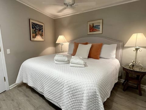 Subtropical Stunner-King bed & bikes! Central Air!
